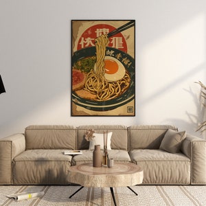 K&ouml;nnte beinhalten: Ein Vintage-Poster mit einer Sch&uuml;ssel Ramen-Nudeln mit einem Ei, Essst&auml;bchen und japanischem Text, der "Urlaubs-Ramen" lautet. Das Poster hat einen abgenutzten, verblassten Look und ist in Schwarz gerahmt.