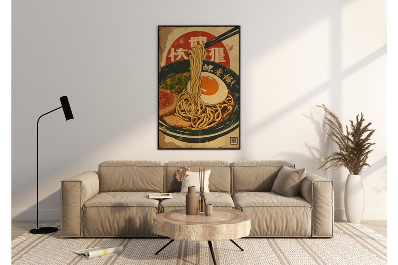 K&ouml;nnte beinhalten: Ein Vintage-Poster mit einer Sch&uuml;ssel Ramen-Nudeln mit einem Ei, Essst&auml;bchen und japanischem Text, der "Urlaubs-Ramen" lautet. Das Poster hat einen abgenutzten, verblassten Look und ist in Schwarz gerahmt.