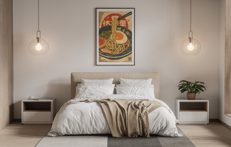 K&ouml;nnte beinhalten: Ein Schlafzimmer-Interieur mit einem wei&szlig;en Bett, einer braunen Wolldecke und zwei wei&szlig;en Nachttischen. Ein gerahmtes Poster einer Sch&uuml;ssel mit Ramen-Nudeln mit dem Text "快餐店" h&auml;ngt an der Wand &uuml;ber dem Bett.