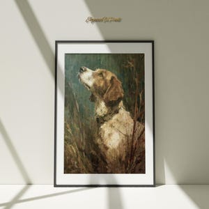 Può includere: Stampa artistica incorniciata con un dipinto dettagliato di un cane che guarda in alto. Il cane ha il pelo marrone e bianco ed è ambientato su uno sfondo di erba alta e un cielo verde acqua. L'opera d'arte è in una cornice nera.