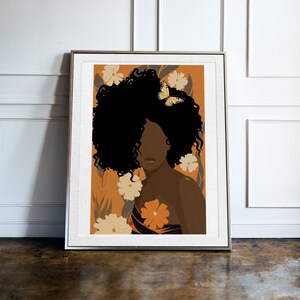 Pu&ograve; includere: Un'illustrazione digitale di una donna con un'ampia acconciatura afro e una farfalla sui capelli. Lo sfondo &egrave; di colore arancione caldo con fiori bianchi e foglie verdi.