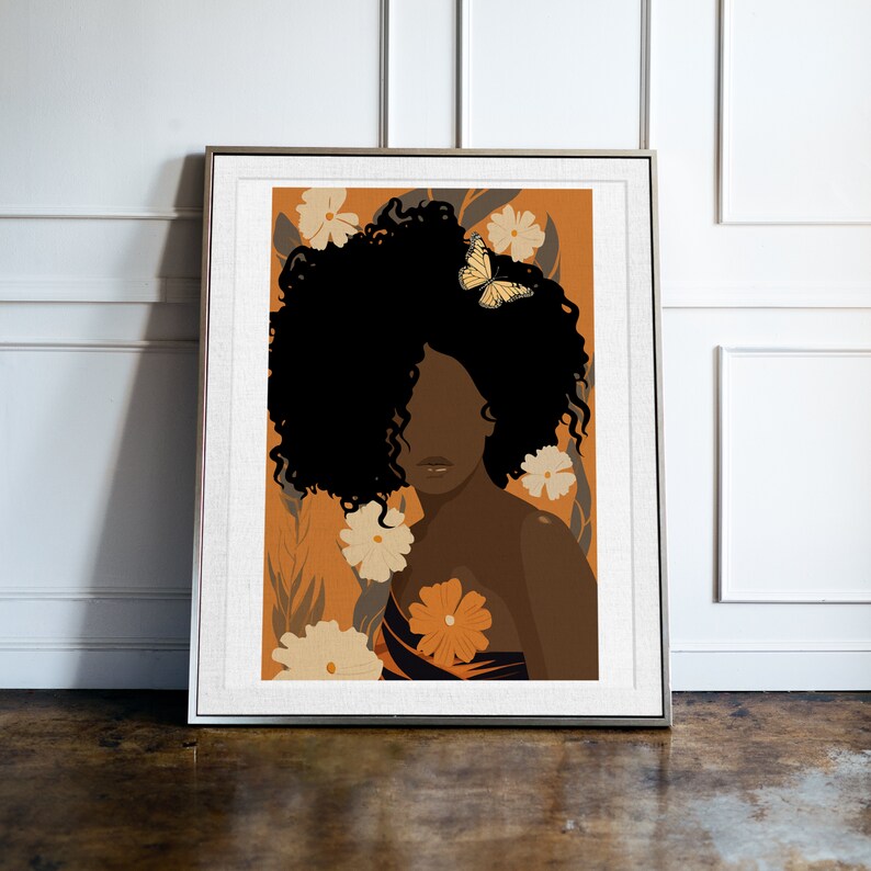 Pu&ograve; includere: Un'illustrazione digitale di una donna con un'ampia acconciatura afro e una farfalla sui capelli. Lo sfondo &egrave; di colore arancione caldo con fiori bianchi e foglie verdi.