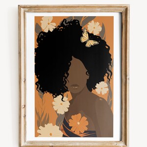 Pu&ograve; includere: Un'illustrazione digitale di una donna con capelli neri ricci e pelle marrone. &Egrave; circondata da fiori arancioni e bianchi e una farfalla. Lo sfondo &egrave; di colore arancione caldo.