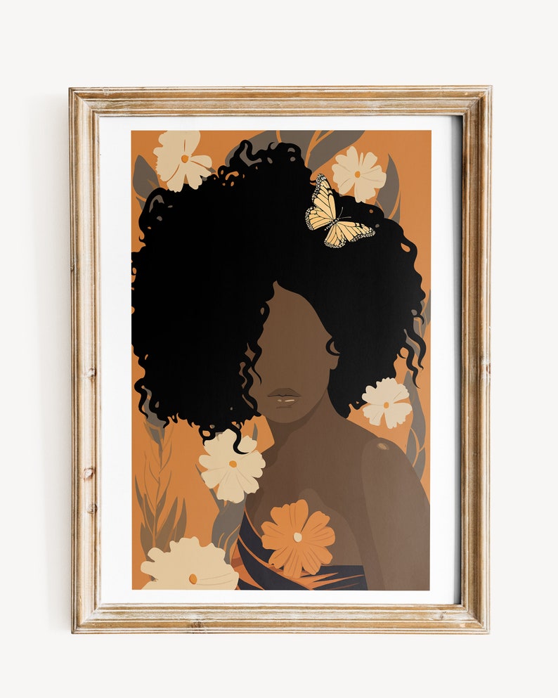 Pu&ograve; includere: Un'illustrazione digitale di una donna con capelli neri ricci e pelle marrone. &Egrave; circondata da fiori arancioni e bianchi e una farfalla. Lo sfondo &egrave; di colore arancione caldo.