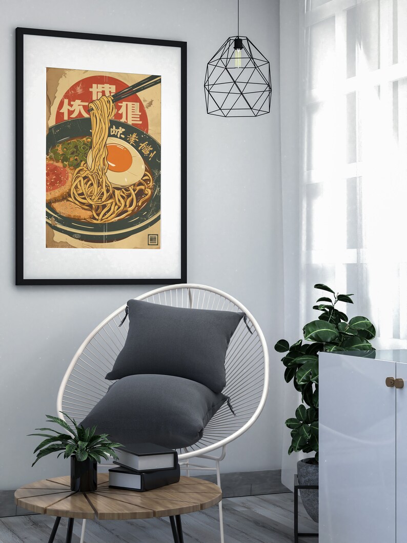 K&ouml;nnte beinhalten: Ein Vintage-Poster mit einer Sch&uuml;ssel Ramen-Nudeln mit einem Ei, Fr&uuml;hlingszwiebeln und Fleisch. Das Poster ist in Japanisch und sagt "Ramen" und "Lecker!"