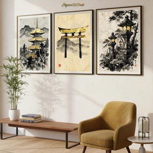 Può includere: Tre stampe artistiche incorniciate in stile giapponese. Le stampe raffigurano scene tradizionali: una pagoda, un cancello torii e lanterne di pietra. L'opera presenta accenti dorati e uno stile a inchiostro nero e bianco. Le cornici sono scure con un bordo dorato.