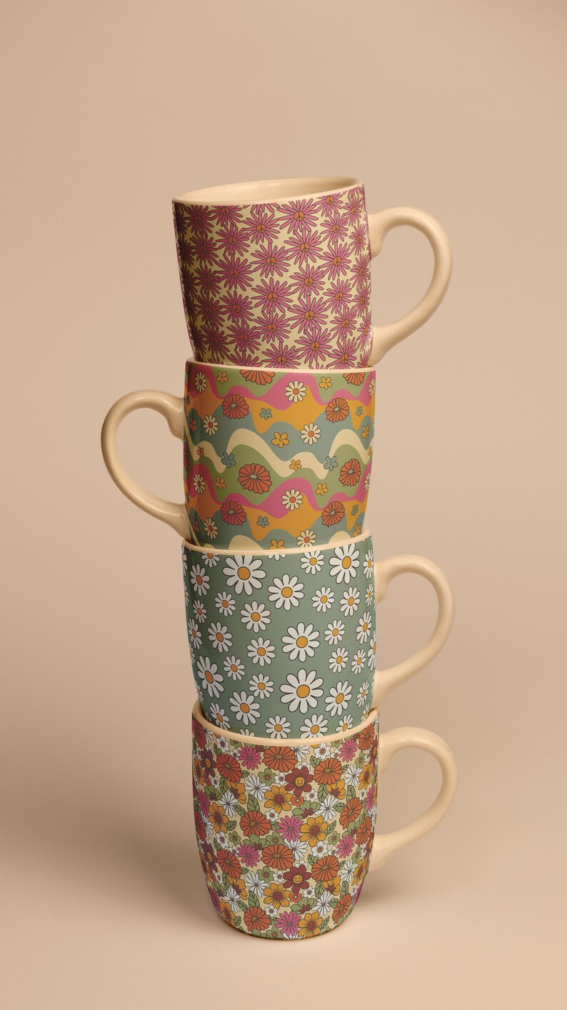 Pode incluir: Um conjunto de quatro canecas de cer&acirc;mica com diferentes padr&otilde;es florais. As canecas est&atilde;o empilhadas em ordem, de cima para baixo: flores cor-de-rosa, linhas onduladas com flores, margaritas brancas e flores laranja e rosa.
