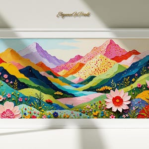Può includere: Dipinto di paesaggio colorato in una cornice bianca. L'opera raffigura una catena montuosa con vivaci tonalità di rosso, giallo, viola e verde. Fiori e fogliame in primo piano. Il testo "Elegance In Prints" è in alto.