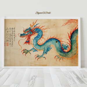 Pode incluir: Uma ilustração de estilo vintage de um dragão azul e vermelho com chamas, sobre um fundo bege com caracteres chineses. O dragão é retratado em uma pose dinâmica, com a cabeça virada para o lado e as garras estendidas.
