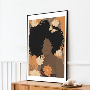 Pu&ograve; includere: Un'illustrazione digitale di una donna con la pelle marrone scuro e capelli neri ricci. Indossa una blusa con motivo marrone e arancione e ha una farfalla sui capelli. Lo sfondo &egrave; di colore arancione caldo con fiori bianchi.
