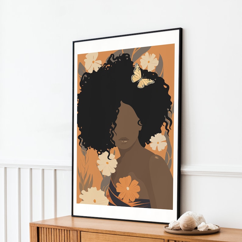Pu&ograve; includere: Un'illustrazione digitale di una donna con la pelle marrone scuro e capelli neri ricci. Indossa una blusa con motivo marrone e arancione e ha una farfalla sui capelli. Lo sfondo &egrave; di colore arancione caldo con fiori bianchi.