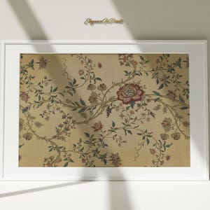Può includere: Una stampa incorniciata con un motivo floreale vintage. Il design presenta uno sfondo beige ornato da un motivo ripetuto di fiori e viti rosse, rosa e verdi. La stampa è in una cornice bianca.