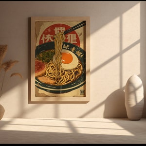 K&ouml;nnte beinhalten: Ein Vintage-Poster mit einer Sch&uuml;ssel Ramen-Nudeln mit einem Ei und Essst&auml;bchen. Das Poster enth&auml;lt japanischen Text, der "快楽" und "味楽" in Rot und Schwarz lautet.
