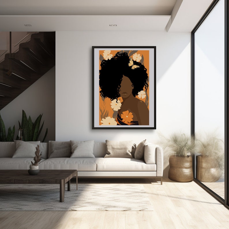 Pu&ograve; includere: Una stampa d'arte digitale che presenta una donna con un'acconciatura afro e una farfalla sui capelli. Lo sfondo &egrave; di colore arancione caldo con fiori bianchi e arancioni.