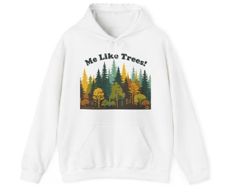 Puede incluir: Sudadera con capucha blanca con un gráfico frontal de una escena de bosque colorido y el texto "Me Like Trees!". El gráfico presenta árboles en tonos verdes, amarillos y marrones. La sudadera tiene un bolsillo delantero y una capucha con cordón.