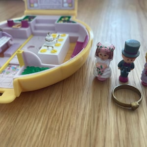 1992 Vintage Polly Pocket Nancy&#39;s Wedding/Polly in a Wedding Complete with ring