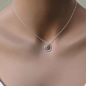 Regalo de graduación, collar de brújula pequeña, collar de brújula de plata esterlina, joyería de viaje, joyería de amistad, regalo para ella, minimalista