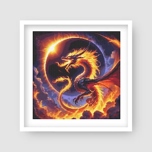 Può includere: Un drago arancione fiammeggiante con ali nere e una lunga coda vola attraverso un anello di fuoco. Il drago è circondato da nuvole e un cielo blu scuro.