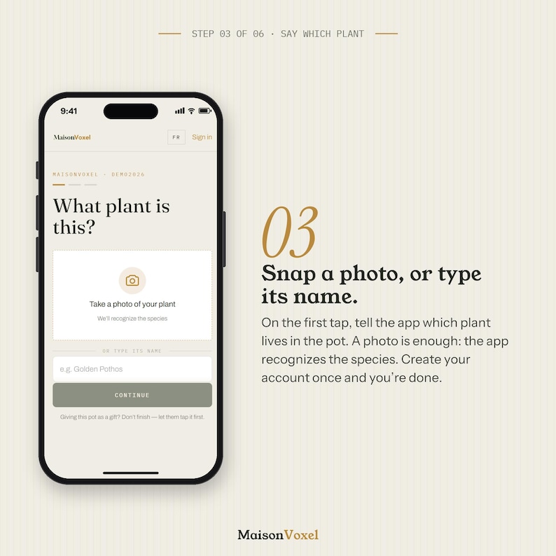 K&ouml;nnte beinhalten: Ein Smartphone-Bildschirm zeigt die Benutzeroberfl&auml;che der MaisonVoxel-App mit dem Text What plant is this? und einer Aufforderung, ein Foto zu machen oder einen Pflanzennamen einzugeben. Daneben steht der Text 03 Snap a photo, or type its name.