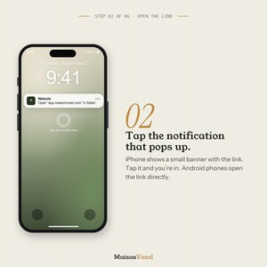 K&ouml;nnte beinhalten: Ein Smartphone-Bildschirm zeigt ein Benachrichtigungsbanner mit der Aufschrift Open app.maisonvoxel.com in Safari. Der Text rechts lautet 02 Tap the notification that pops up. iPhone shows a small banner with the link. Tap it and you are in.