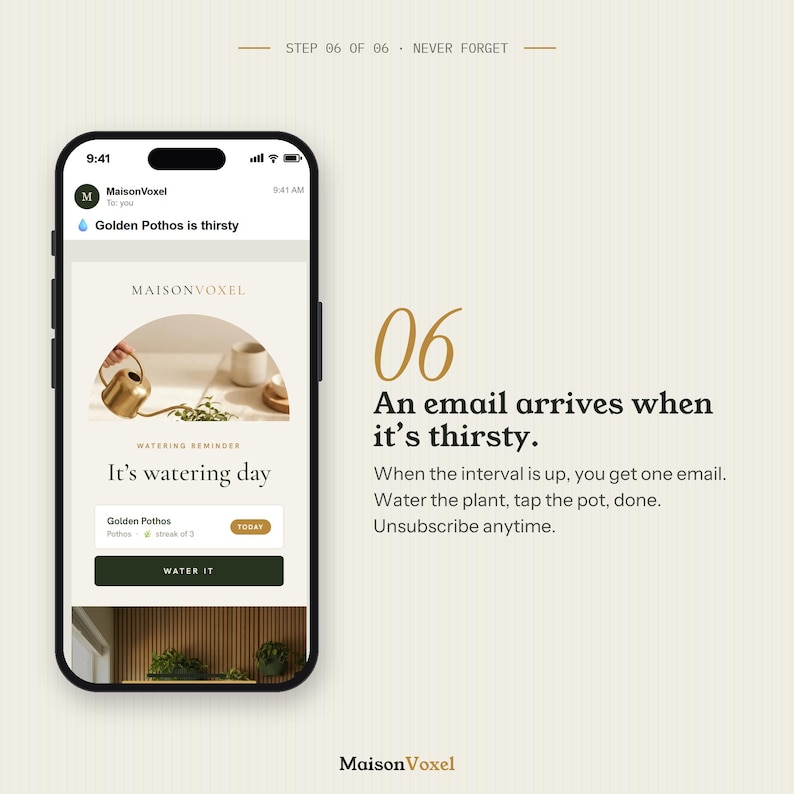 K&ouml;nnte beinhalten: Ein Smartphone-Bildschirm zeigt eine MaisonVoxel-E-Mail-Benachrichtigung mit dem Titel Golden Pothos is thirsty. Die E-Mail-Oberfl&auml;che zeigt eine goldene Gie&szlig;kanne, den Text It's watering day, den Status einer Golden Pothos Pflanze und einen dunkelgr&uuml;nen Button WATER IT.