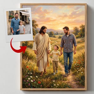 Puede incluir: Una impresi&oacute;n enmarcada representa a Jes&uacute;s caminando con un hombre y un ni&ntilde;o peque&ntilde;o por un camino a trav&eacute;s de un campo. La obra de arte presenta colores c&aacute;lidos, un cielo al atardecer y una foto de un hombre y un ni&ntilde;o en la esquina superior izquierda.