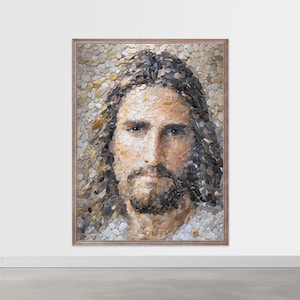 Puede incluir: Retrato enmarcado de un hombre con pelo largo castaño y barba, creado con pequeñas piedras multicolores. La obra presenta un fondo claro y un marco de madera, mostrando un estilo mosaico único.