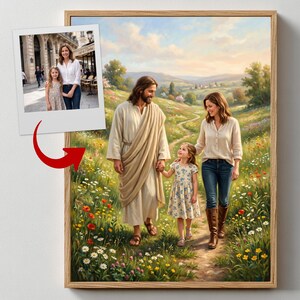 Puede incluir: Una pintura enmarcada representa a una persona con una t&uacute;nica, una mujer y una ni&ntilde;a caminando por un sendero a trav&eacute;s de un campo de flores silvestres. La pintura tiene un marco de madera clara y una foto m&aacute;s peque&ntilde;a en la esquina superior izquierda.