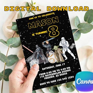 Puede incluir: Una tarjeta de invitación de cumpleaños negra con un fondo de espacio estrellado, texto amarillo que dice JOIN US TO CELEBRATE MASON IS TURNING 8 e ilustraciones de varios personajes de ciencia ficción, incluyendo un droide, una figura oscura y un stormtrooper.