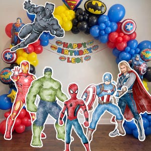 以下が含まれることがあります： スーパーヒーローをテーマにした誕生日パーティーの装飾セット。アイアンマン、ハルク、スパイダーマン、キャプテンアメリカ、ソーのキャラクターカットアウトが含まれています。風船のアーチには、赤、青、黄、黒の風船があり、「Happy Birthday Leo！」と書かれたバナーが付いています。