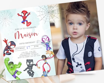 Può includere: Un invito blu e bianco con un design a ragnatela. L'invito è per una festa di compleanno di quinto anno per un bambino di nome Maison. L'invito presenta immagini di cartoni animati di Spiderman, Spider Gwen, Miles Morales e Black Panther. L'invito include la data, l'ora e il luogo della festa.