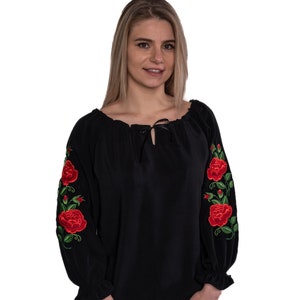 Polsk folkmusik, kvinnoskjorta, broderiblus, highlanderblus, blombroderi, folklore, skjorta, svart skjorta, elegant, handgjord