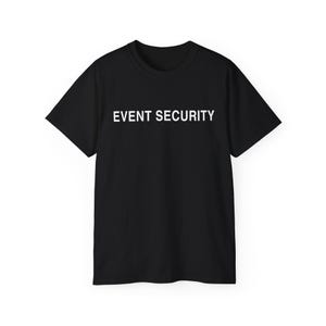 Könnte beinhalten: Ein schwarzes kurzärmeliges T-Shirt mit dem Text EVENT SECURITY, der in weißen Großbuchstaben auf der Brust aufgedruckt ist. Das Kleidungsstück hat einen Rundhalsausschnitt und eine Standardpassform für eine klare und gut lesbare Kennzeichnung.