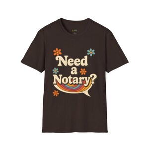 ヴィンテージフローラルプリントの「Need a Notary Quote」ユニセックスTシャツ、弁護士へのギフト、レトロスタイルTシャツ、オフィスユーモア、カジュアルウェアシャツ