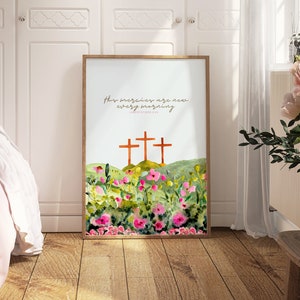 Pu&ograve; includere: Una stampa ad acquerello incorniciata con tre croci in cima a una collina verde, con un vivace prato fiorito in primo piano. Il testo "His mercies are new every morning" &egrave; visualizzato in una sceneggiatura elegante. L'opera d'arte &egrave; in una stanza con pavimento in legno.
