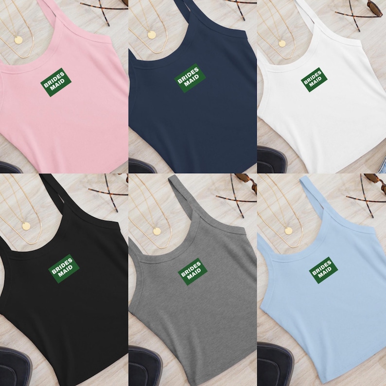K&ouml;nnte beinhalten: Sechs Tanktops in verschiedenen Farben: Rosa, Marineblau, Wei&szlig;, Schwarz, Grau und Hellblau. Jedes Oberteil hat den gr&uuml;nen Schriftzug "BRIDES MAID" auf einem gr&uuml;nen Rechteck.