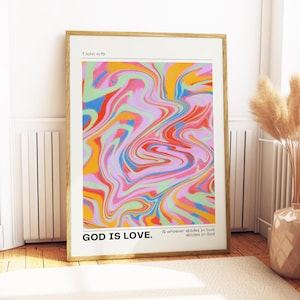 Könnte beinhalten: Ein gerahmter Kunstdruck mit einem farbenfrohen, gewirbelten abstrakten Design in Pink, Blau, Orange und Grün. Der Text "GOD IS LOVE" steht unten, mit "1 John 4:16" oben. Der Druck ist in einem goldenen Rahmen.