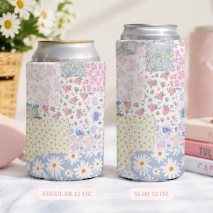 Peut inclure: Deux refroidisseurs de canettes en métal avec un motif floral en patchwork composé de fleurs roses, bleues et blanches, de feuilles vertes et de rayures jaunes. Le refroidisseur de gauche est marqué REGULAR 12 OZ et celui de droite SLIM 12 OZ.