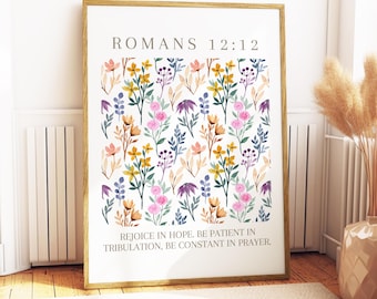 Könnte beinhalten: Ein gerahmter Druck mit einem floralen Aquarellmuster. Das Design zeigt rosa, gelbe, lila und blaue Blumen und Blätter. Der Text "ROMANS 12:12" steht oben, mit dem Zitat: "REJOICE IN HOPE. BE PATIENT IN TRIBULATION, BE CONSTANT IN PRAYER."