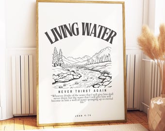 Puede incluir: Un grabado enmarcado con las palabras "LIVING WATER" en la parte superior. Debajo, una ilustración en blanco y negro de un río que fluye a través de un paisaje montañoso. También incluye el texto "NEVER THIRST AGAIN" y un versículo bíblico.