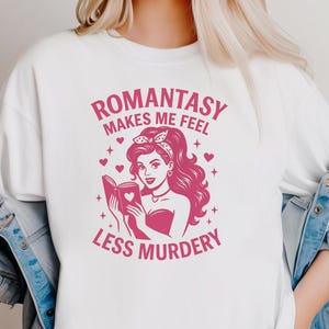 Koszulka Romantasy dla miłośników książek Zabawna koszulka dla czytelników fantasy i romansów Romantasy sprawia, że jestem mniej mordercza Koszulka unisex T-shirt w różnych kolorach