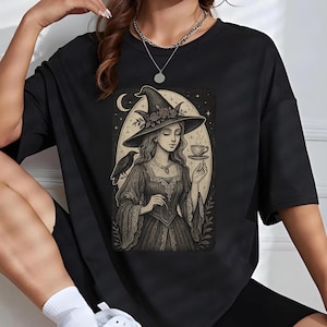 Camiseta de cartas de tarô de bruxa, camiseta gótica para amantes de café com lua e corvo, camiseta estética Witchcore para bruxas que tomam brunch, chá e corvo