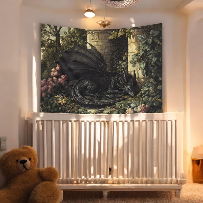 Peut inclure: Une tapisserie repr&eacute;sentant un dragon noir enroul&eacute; et endormi dans un jardin. La tapisserie repr&eacute;sente une v&eacute;g&eacute;tation verte et une arche en pierre.