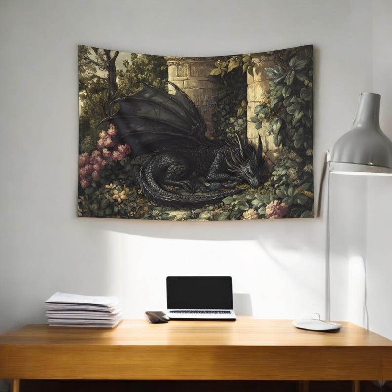 Peut inclure: Un dragon noir aux grandes ailes dort dans un jardin. Le dragon est entour&eacute; d'une v&eacute;g&eacute;tation luxuriante et de fleurs roses. Les &eacute;cailles du dragon sont d&eacute;taill&eacute;es et textur&eacute;es. L'arri&egrave;re-plan est un mur de pierre avec des vignes qui grimpent dessus.