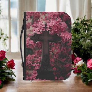 Okładka na Biblię Mystical Southern Gothic Cross z nadrukiem różowych kwiatów, czarna okładka ze sztucznej skóry w 4 rozmiarach na Biblię, książkę lub dziennik