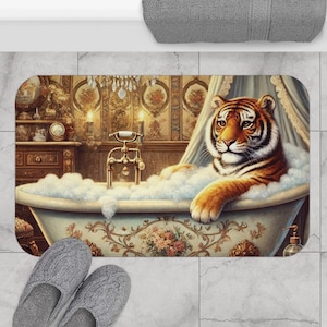 Puede incluir: Un tigre tomando un baño en una bañera de porcelana blanca con un grifo dorado. La bañera está llena de burbujas y el tigre se apoya en el borde de la bañera. El fondo es un baño vintage con detalles dorados.