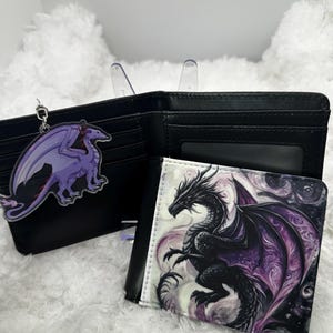 Cartera de dragón con llavero, cartera de fantasía, billetera pequeña y compacta, piel sintética negra, accesorio gótico, ¡única en su tipo, prensada a mano!
