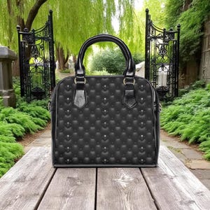 Aspect matelassé, sac à main style crâne à rivets, sac à bandoulière gothique en similicuir, sac à main imprimé avant-gardiste, sac à bandoulière punk rock motif tête de mort pour femme