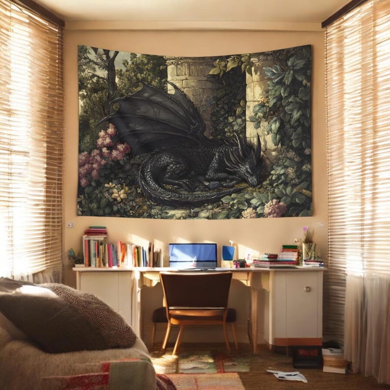 Peut inclure: Une tapisserie repr&eacute;sentant un dragon noir endormi dans un jardin verdoyant. Le dragon est enroul&eacute; sur lui-m&ecirc;me, ses ailes d&eacute;ploy&eacute;es derri&egrave;re lui. Le jardin est rempli de fleurs et de verdure, et il y a des piliers de pierre en arri&egrave;re-plan.