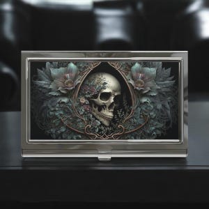 Gotische kaarthouder. Prachtig hoesje voor visitekaartjes met schedel. Metalen oppervlak, fluweelachtig interieur, unieke, edgy, elegante kaarthouder! Zilverkleurig